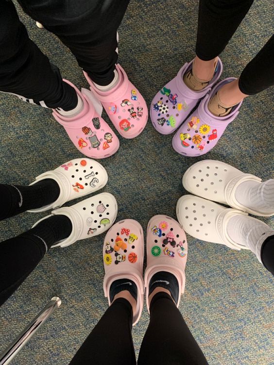 L’évolution remarquable de la marque Crocs : De la fonctionnalité à la mode